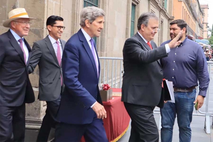 AMLO y John Kerry acuerdan acelerar energía limpia