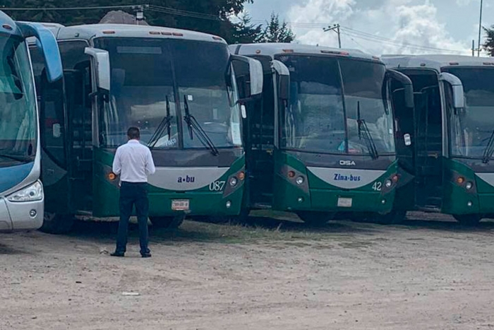 Transportistas arrodillados ante normalistas esperan lo peor