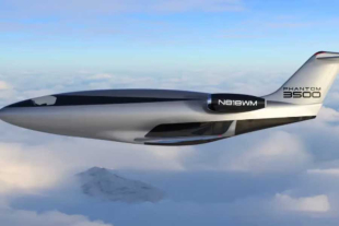 Se encuentra equipado con dos motores turbofán Williams FJ44, conocidos por su eficiencia y bajo consumo