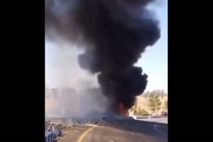 La unidad comenzó a incendiarse, generando una densa columna de humo negro visible desde varios kilómetros a la redonda
