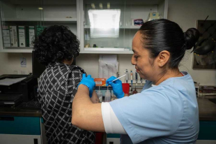 La influenza, es una infección viral que puede provocar fiebre, tos, dolor de garganta y, en casos graves, neumonía