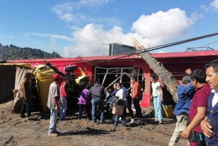 Muere conductor de tracto camión al volcar la pesada unidad