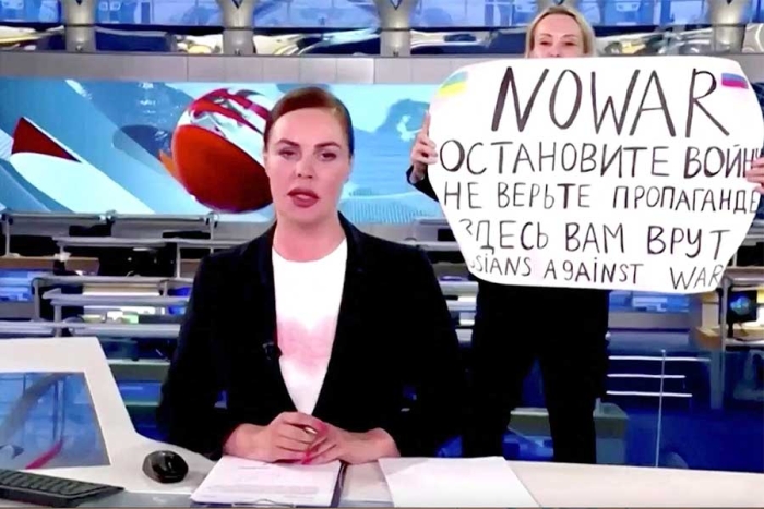 Periodista protesta contra la guerra en la televisión rusa