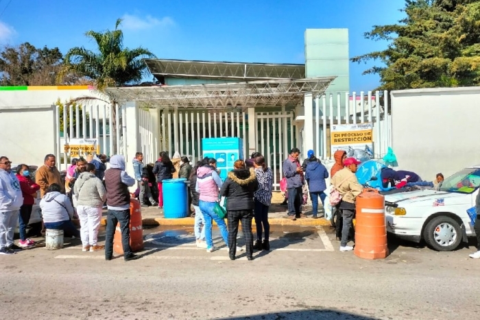 Familiares de pacientes piden instalación de albergue temporal en zona de hospitales por bajas temperaturas