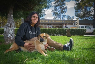 Alfredo Martínez, estudiante UAEMéx, rehabilita conductas caninas reforzadas por el ser humano