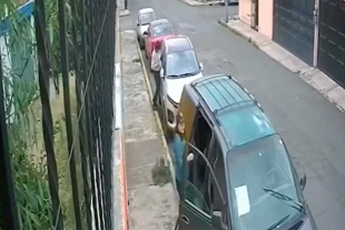 Minutos después, ambos huyen del lugar a bordo de otra camioneta, de color verde, en la que se encontraban al menos dos cómplices más.