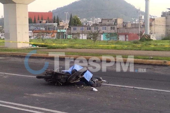 Motociclista se impacta contra un auto y muere en Toluca