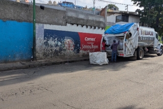 Retiran 10 toneladas de basura de tiradero improvisado en calle  de Toluca