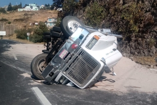 Vuelca trailer cargado de arena de mar en la vía Toluca-Naucalpan.