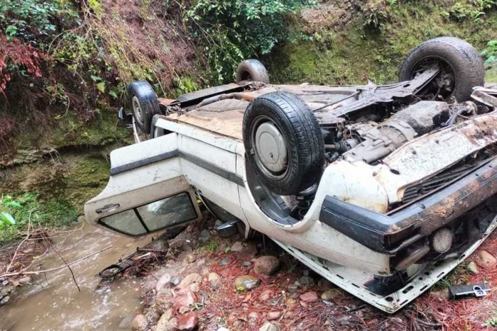 Vehículo cae al precipicio en la carretera Toluca- Zitácuaro; seis personas lesionadas