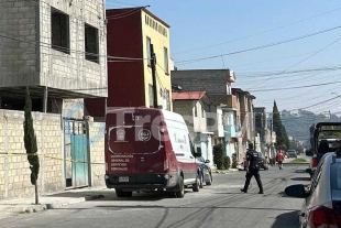 Encuentran el cuerpo de un hombre con impactos de bala en interior de un inmueble en Toluca