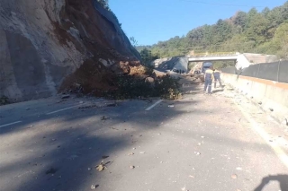 Derrumbe provoca cierre a la circulación en autopista Tenango-Ixtapan