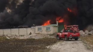 Se incendia recicladora de plásticos en Toluca