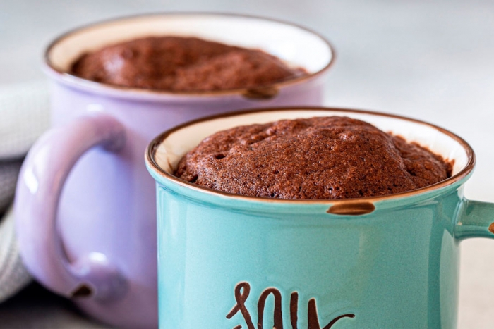 Recetas de “mug cakes” bajos en calorías para un antojo delicioso