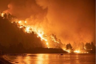 Incendios forestales en Grecia obligan a evacuación masiva