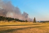 Evacuan a miles de personas por incendios en el oeste de Canadá y California
