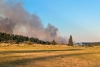 Evacuan a miles de personas por incendios en el oeste de Canadá y California