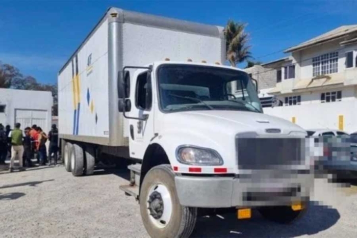INM halla a 139 migrantes hacinados en caja de camión en Puebla
