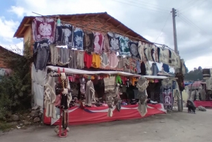 Con abrigos y gorras de lana, artesanos abrigan a mexiquenses