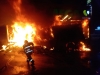 Trailer choca con una camioneta de transporte público y se incendia