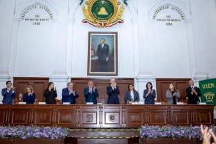 El secretario general de Gobierno del Estado de México, Horacio Duarte Olivares, y el rector de la UAEMéx, Carlos Eduardo Barrera Díaz, encabezaron la ceremonia