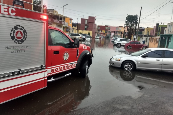 Cuerpos de emergencia de Metepec atienden contingencia por fuerte lluvia