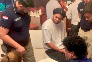 Tras declarar siete horas, Ronaldinho fue liberado en Paraguay... por ahora