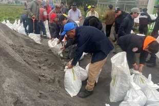 Los elementos de la SEDENA, se encargaron de colocar los costales con arena en un tramo de un kilómetro y medio
