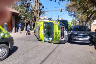 Vuelca ambulancia del SUEM al chocar contra camioneta