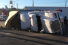 Ráfagas fuertes de viento provocan volcadura de tráileres, en Oaxaca