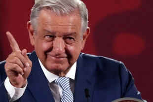 AMLO califica marcha a favor del INE como un “striptease” político