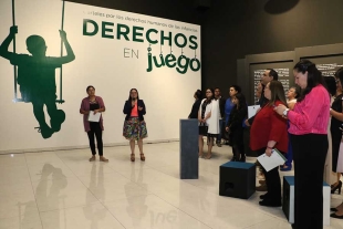 Los carteles abordan temas diversos como el acceso a una alimentación sana y nutritiva