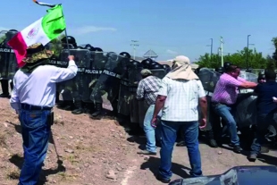Campesinos se plantan afuera de sede de la GN por agresión
