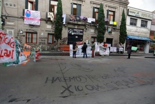 Mujeres dejan pintas en sede de CNDH, que mantenían tomadas