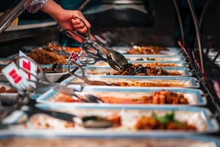 Le niegan entrada a un buffet porque “come demasiado”