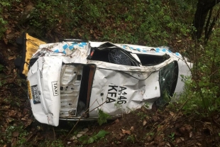 Tres lesionados por volcadura de taxi colectivo en Tejupilco