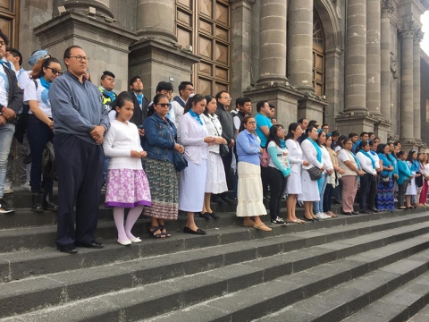 Integrantes de la iglesia católica realizan una cadena de oración