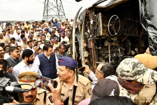 India: 25 personas, tres de ellas niños, mueren en choque e incendio de un autobús