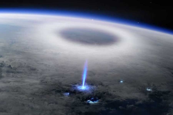 Extraño rayo azul que sale de la Tierra es captado por la Estación Espacial Internacional