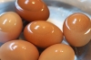 Estos son los riesgos de lavar los huevos antes de cocinarlos