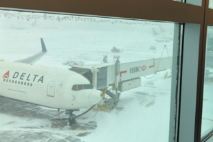 Tormenta de nieve provoca retrasos y cancelaciones de vuelos en el aeropuerto JFK, en Nueva York, en plena temporada de viajes posnavideños.