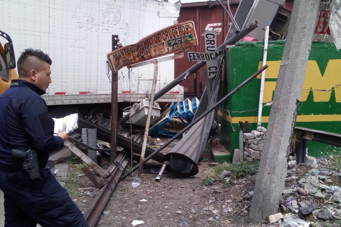 Tráiler provoca caos al querer ganar paso a tren en Ecatepec