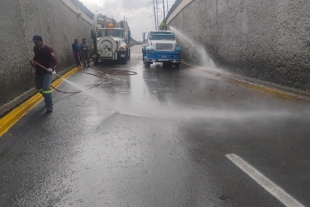 Los trabajadores llegaron al sitio con un vehículo tipo vactor para retirar el lodo acumulado