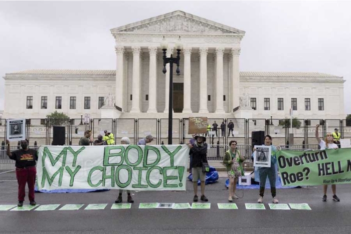 Biden firma orden ejecutiva para proteger el acceso al aborto en EUA