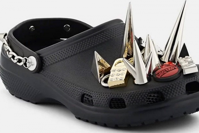 ¿Imaginas unos Crocs con tachas y cadenas? Así son los XO Crocs de Barneys