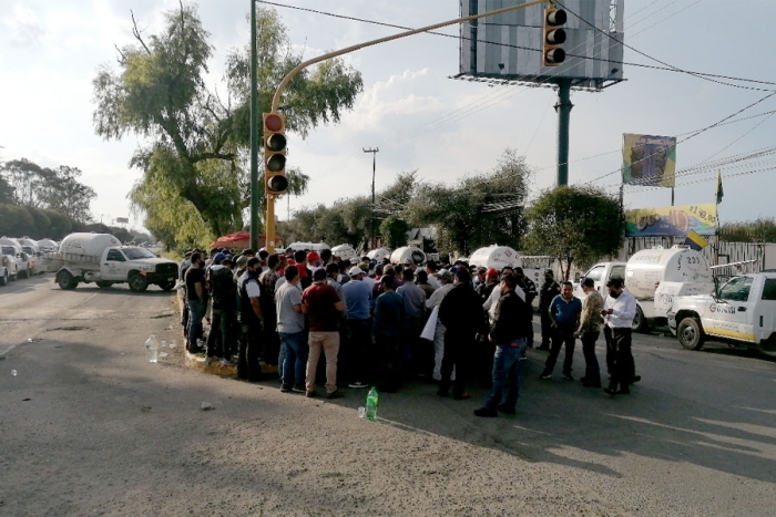 Operadores de pipas de gas también protestan en el valle de Toluca