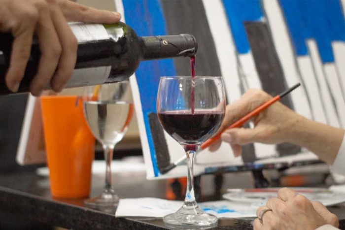 Drink &amp; Paint, una clase de pintura con canapés y vino en CDMX