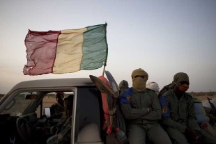 Más de 60 muertos en ataques a barco y base militar en Malí