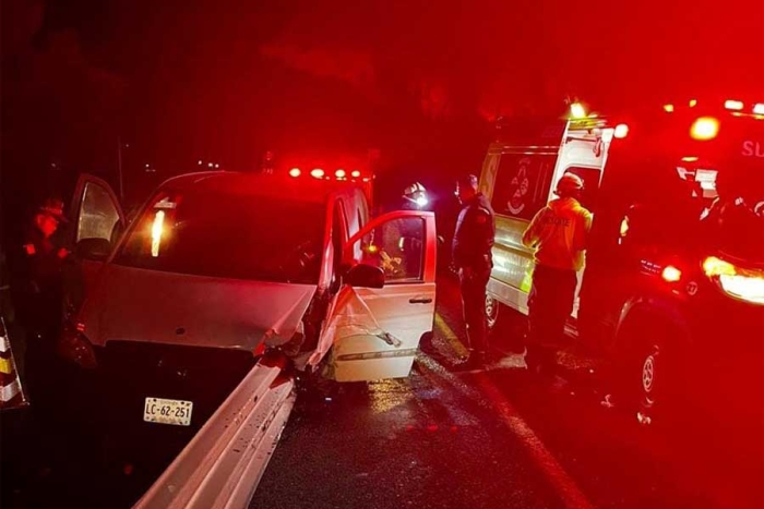 Conductor choca contra muro de contención de la carretera Atlacomulco- Toluca