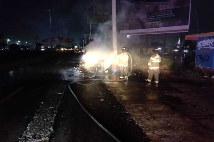 Arden dos vehículos en Valle de Toluca, no hay víctimas